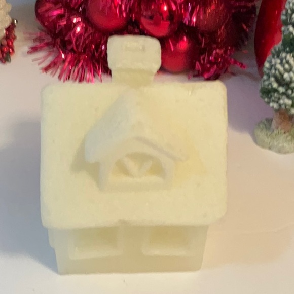 UNBRANDED SOLID CANDLE MADE INTO A HOUSE NWOT - Picture 2 of 8